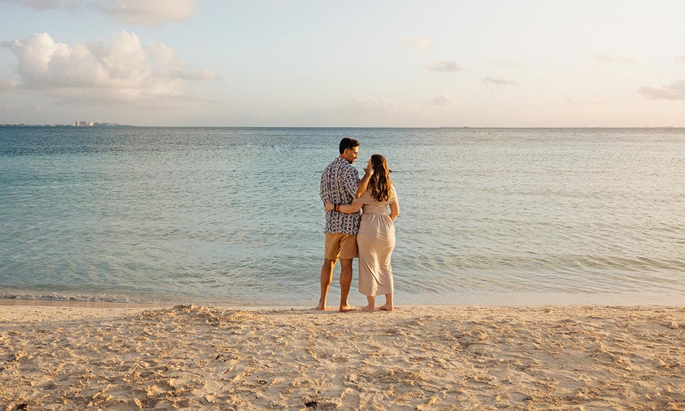 Amàre Cancún - Couple on the beach