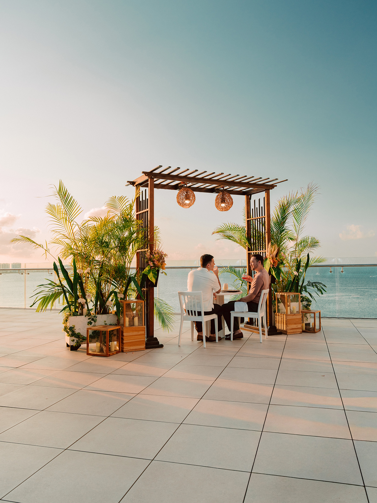 Couple enjoying an intimate outdoor dinner at Amàre Cancún resort