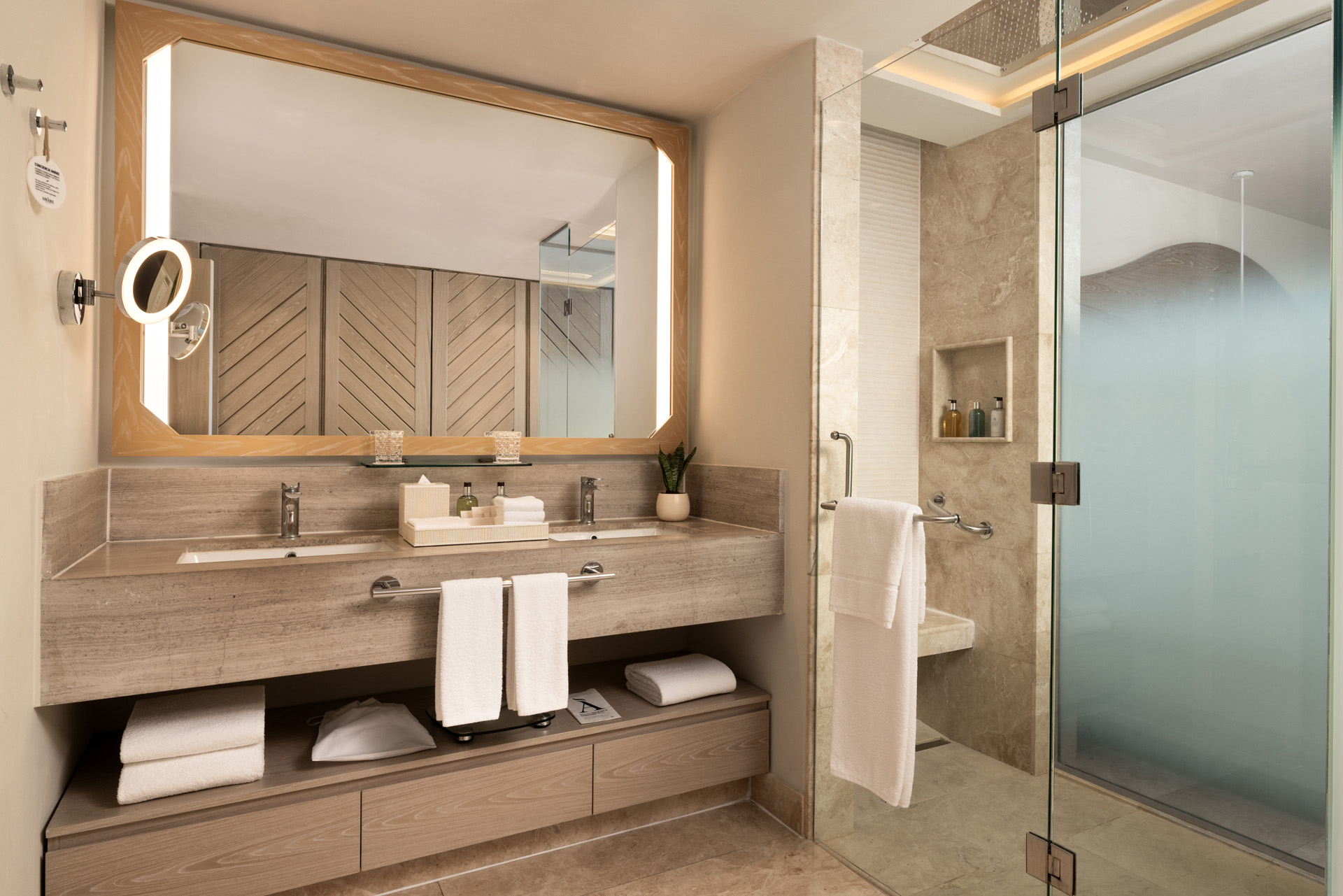 Amàre Cacún suite bathroom