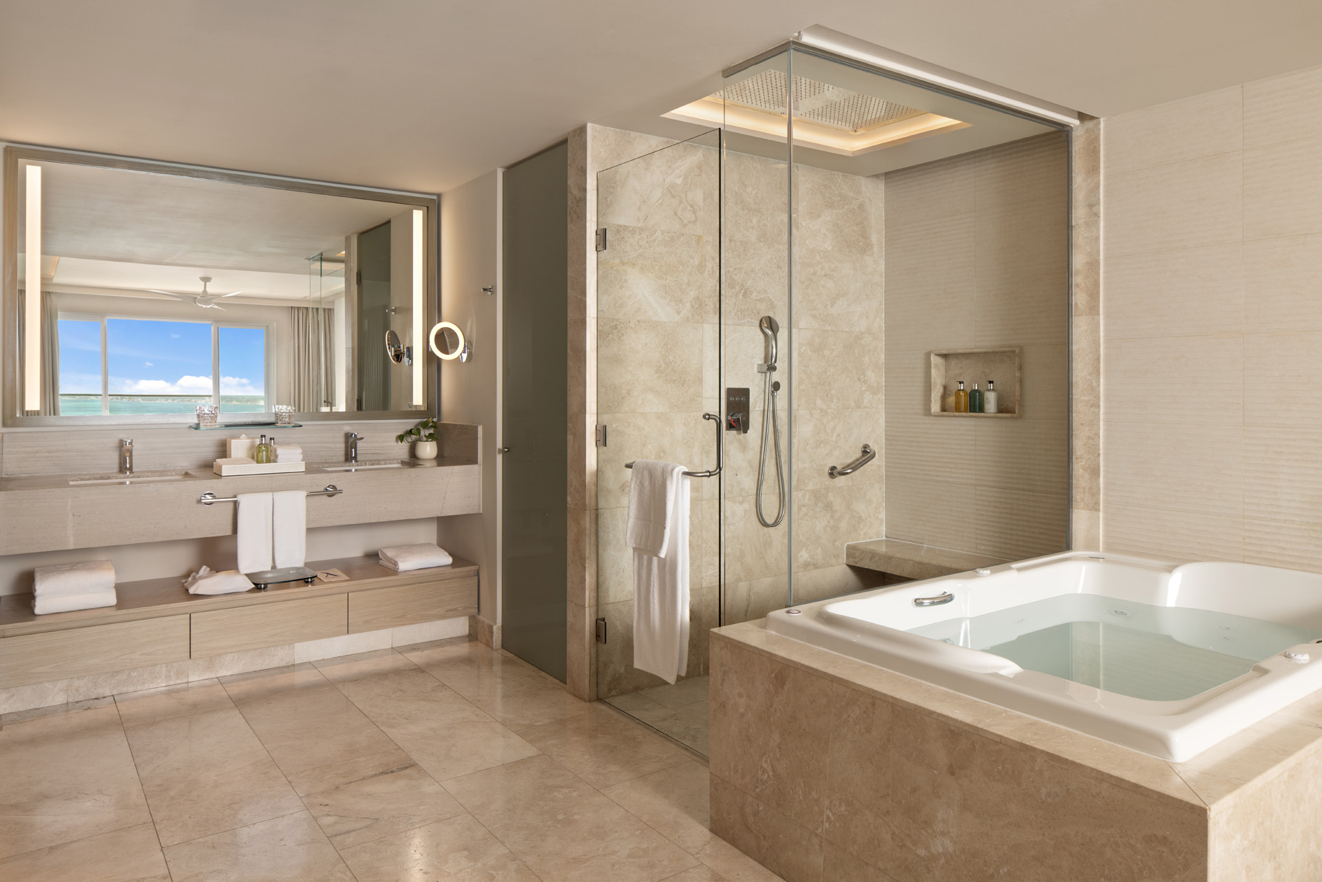 Amàre Cancún resort suite bathroom