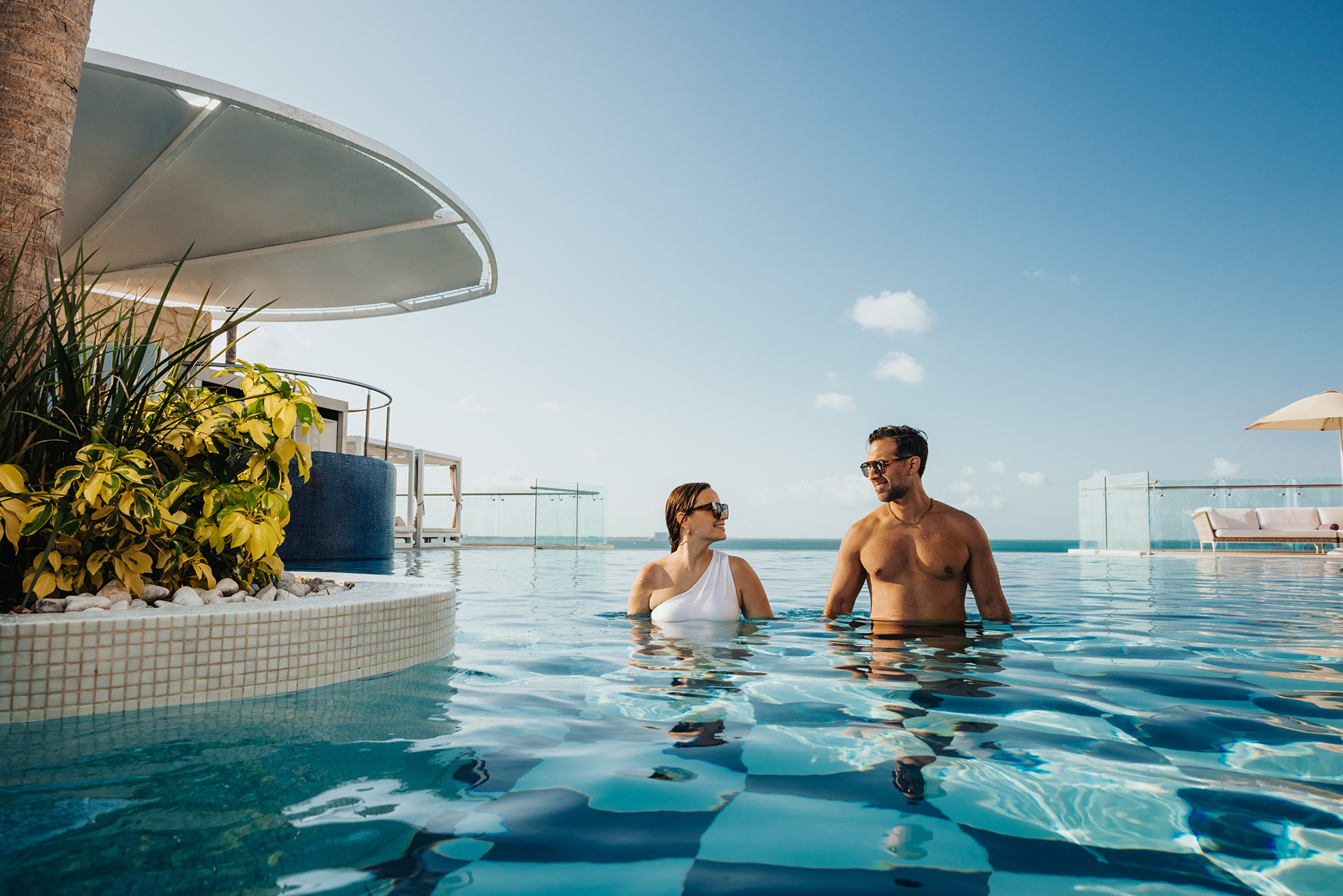 Couple in Amàre Cancún's rooftop pool