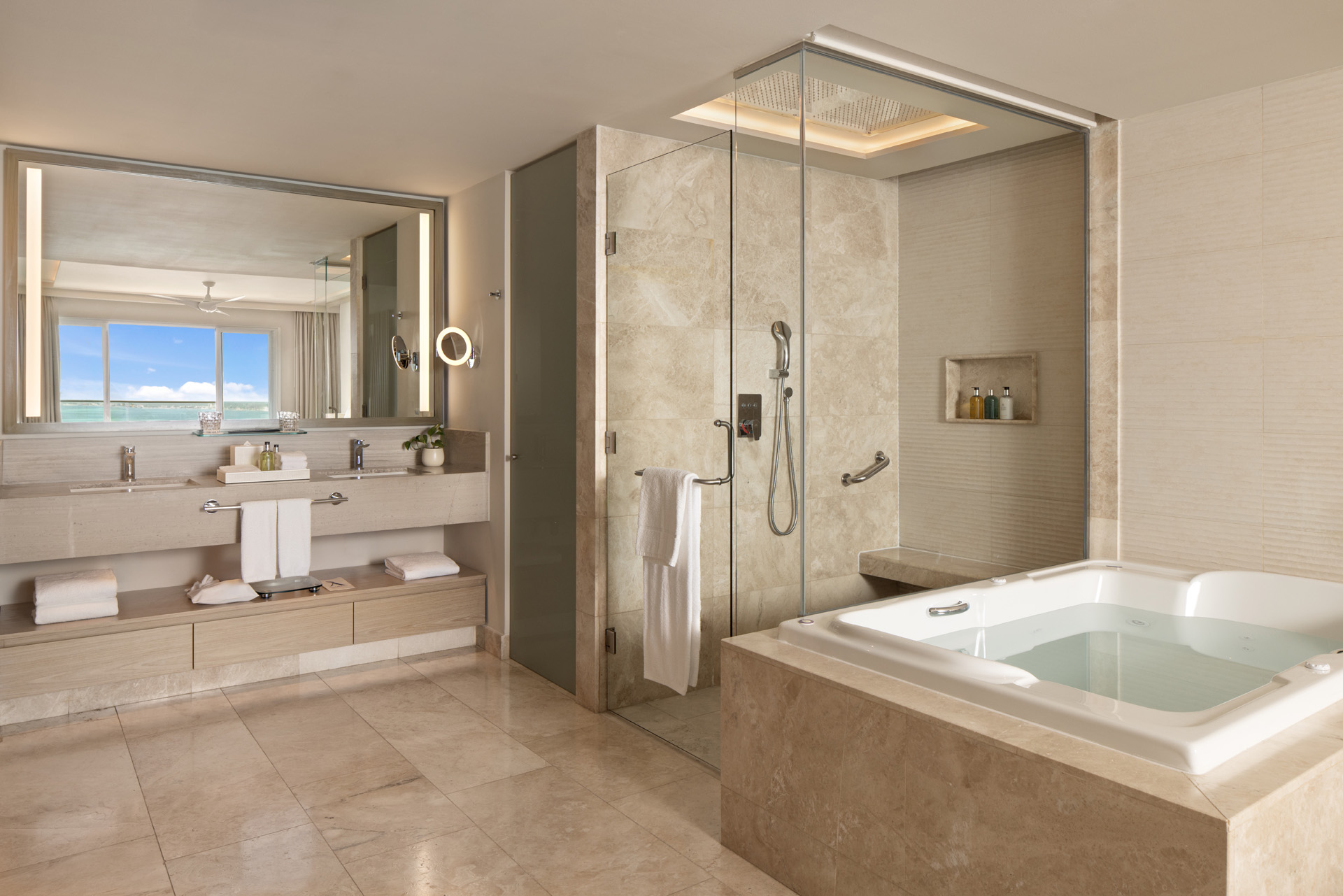 Amàre Cacún Presidential suite bathroom with whirlpool tub, shower, and sink