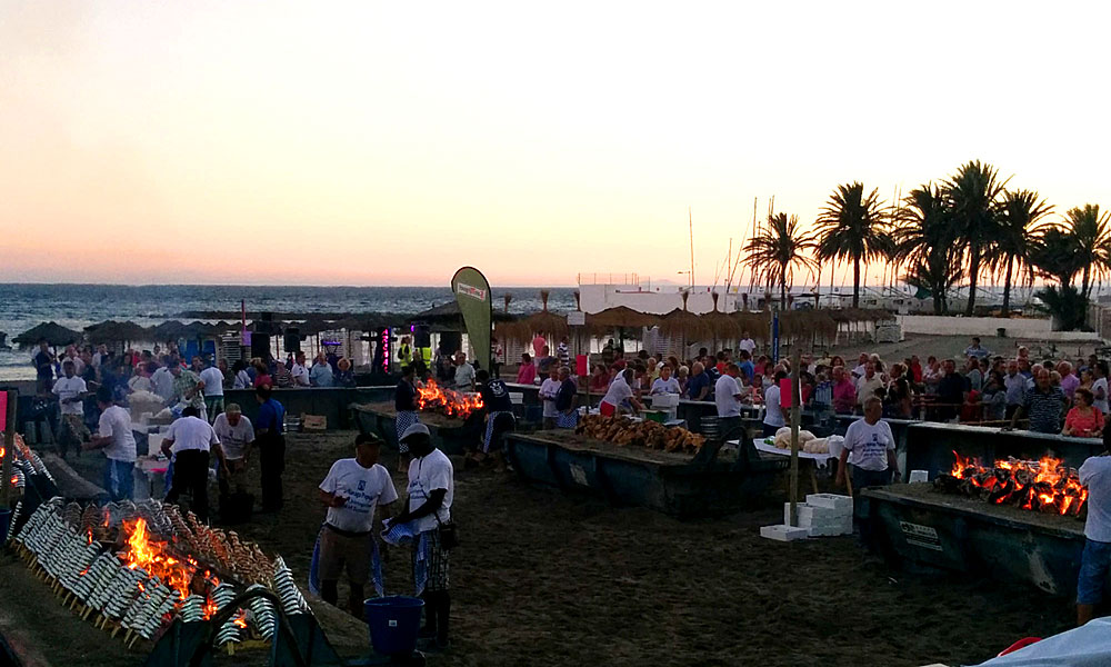 Cosas que hacer en Marbella - Degustar el sabor de una moraga en la playa