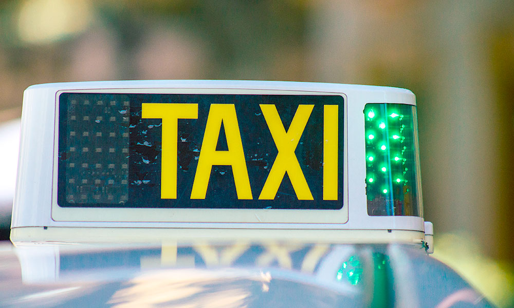 Taxy sign car - Crédito: Jose HERNANDEZ Camera 51 / Shutterstock.com