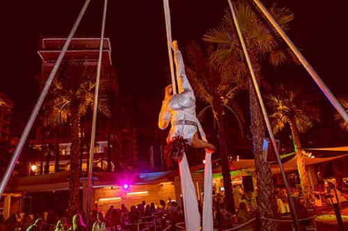 Acrobatic Night Photos et vidéo