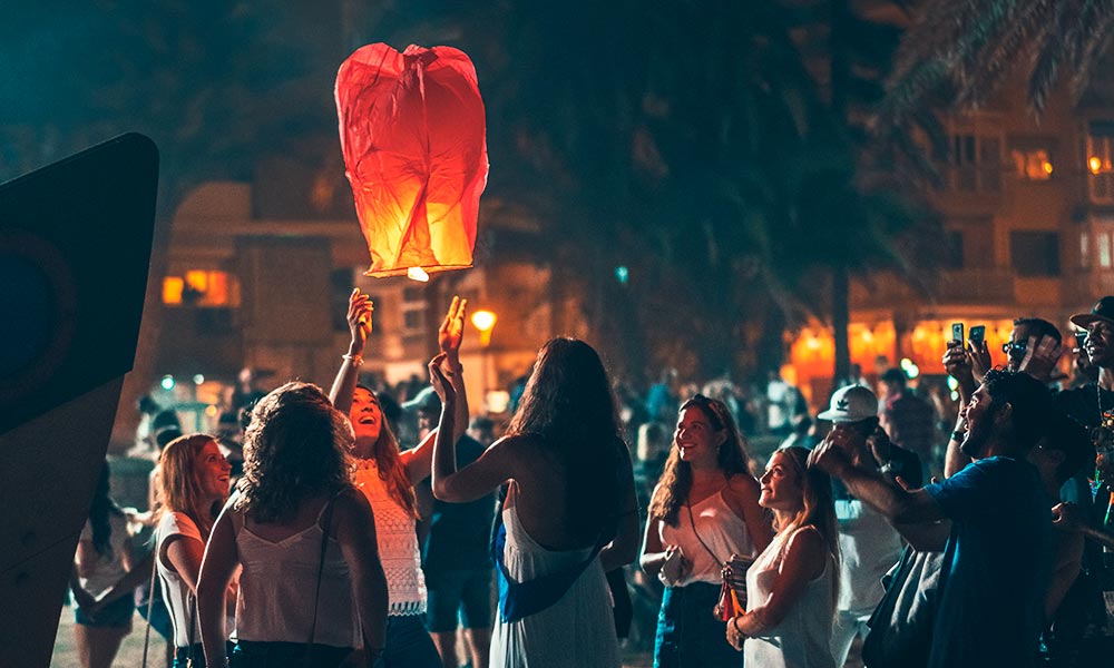 Saint John night lanterns - Crédito editorial: Petr Pavlica / Shutterstock.com