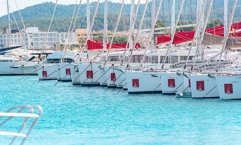 Sail boats rentals Ibiza - Crédito: martin SC photo / Shutterstock.com