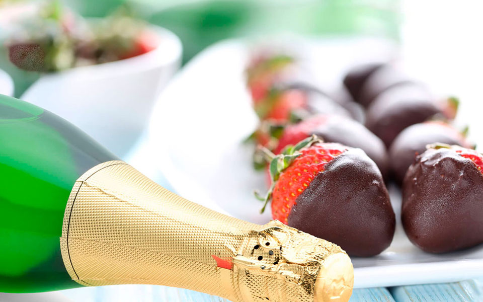 Cava & strawberries with chocolate