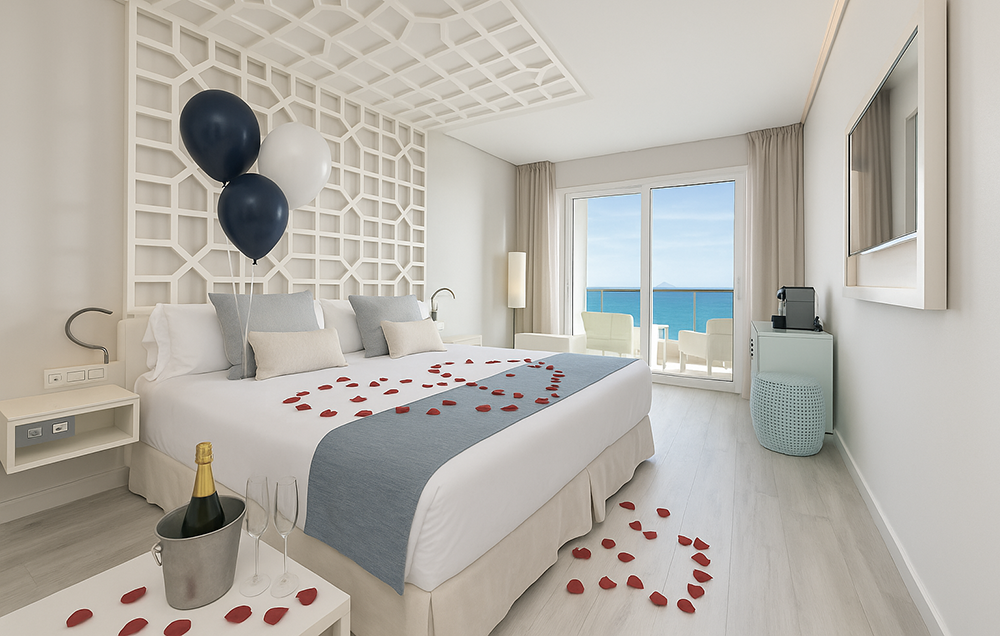 Cava, globos y pétalos de rosa