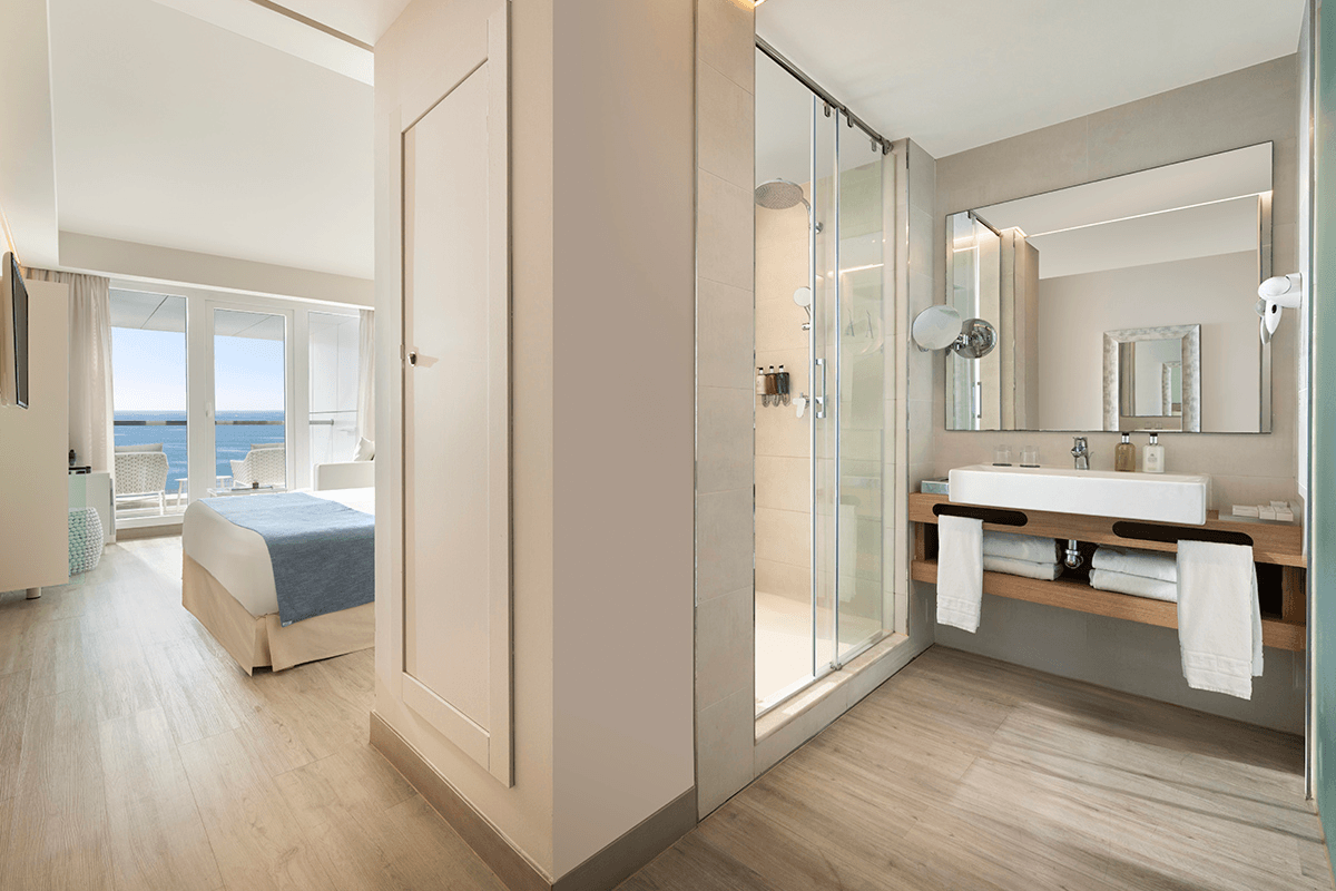amb-room-oh-la-la-galley-1