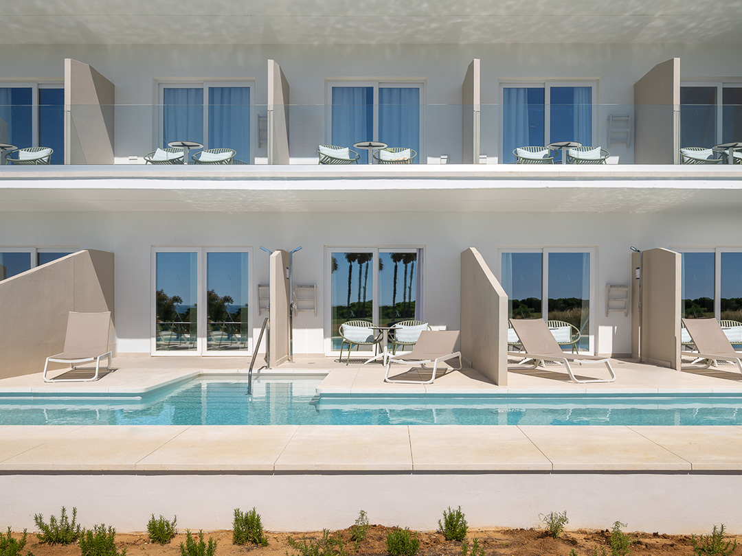 oh-la-la-the-one-swim-up-08