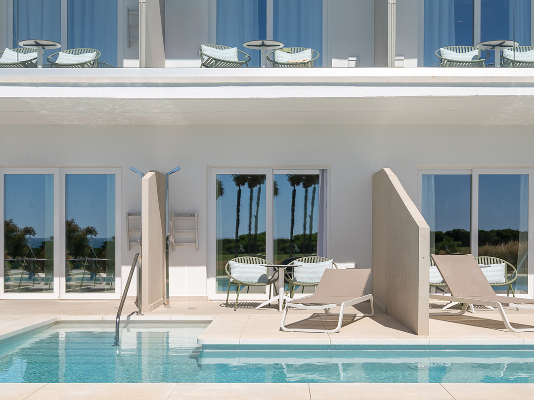 oh-la-la-the-one-swim-up-09